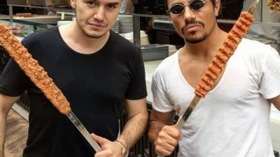 “Salt Bae” el chef fanfarrón que se convirtió en un MEME le sazona la comida a Leonardo DiCaprio